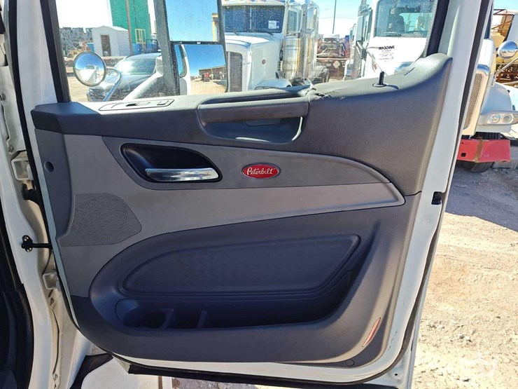 2015-peterbilt-567-image-31