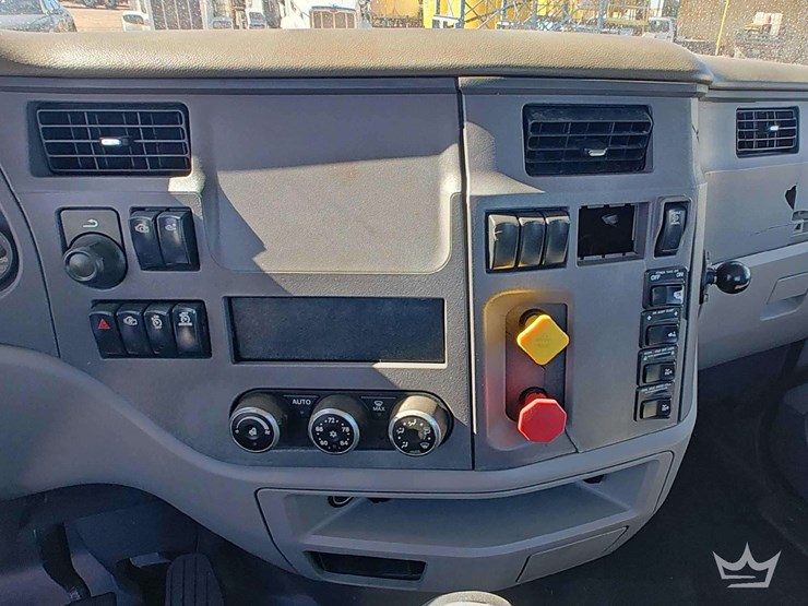 2015-peterbilt-389-image-19