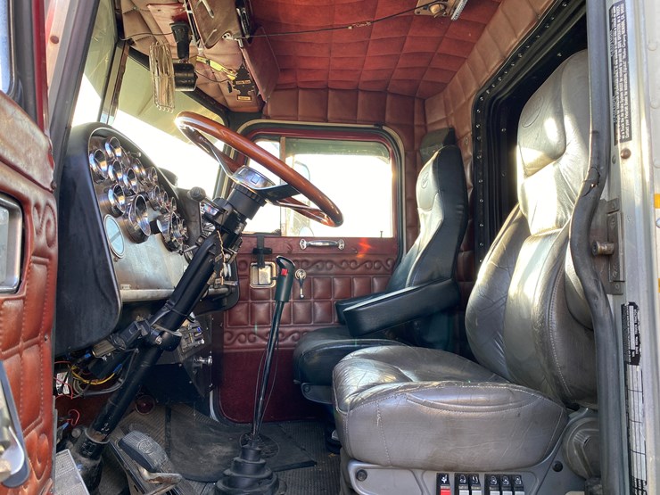 #1010-•-1984-peterbilt-sleeper-cab-semi-(has-wi-title)-(colfax,-wi)-image-38
