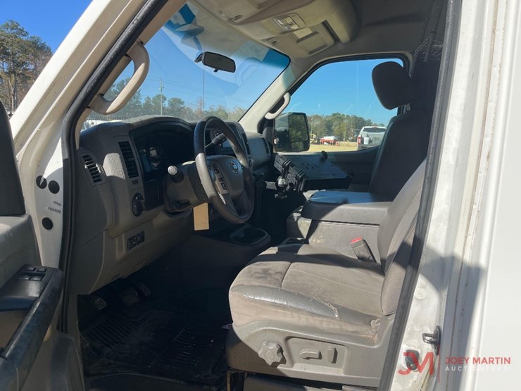 2013-nissan-nv3500hd-image-14