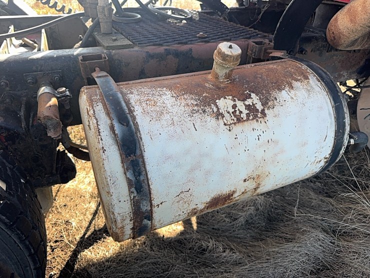 1994-volvo-white-semi-tractor-w/-sleeper,-detroit-diesel,-365hp,-10-speed,-miles-unknown,-*4v1wdbrh1rn679717*-not-running,-no-title-image-15