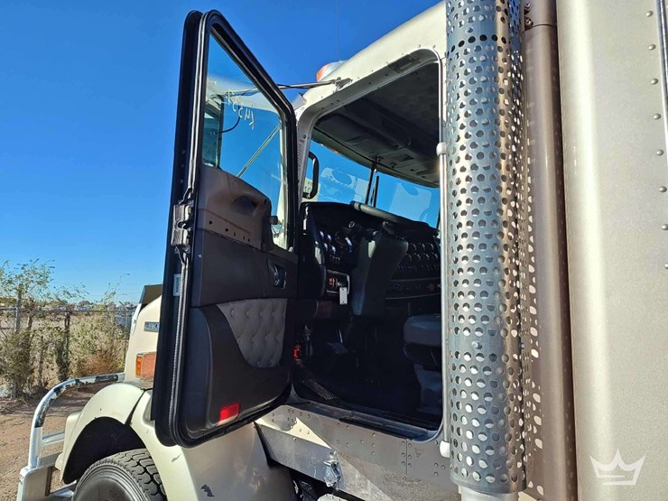 2011-kenworth-t800-image-30