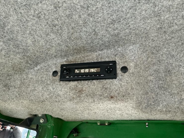 2016-deere-648l-image-13