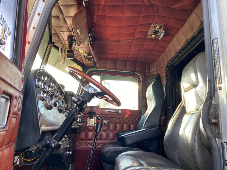 #1010-•-1984-peterbilt-sleeper-cab-semi-(has-wi-title)-(colfax,-wi)-image-39
