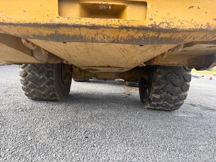 2011-caterpillar-740-image-12