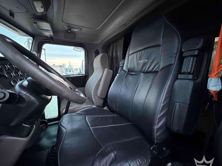 2016-peterbilt-389-image-14