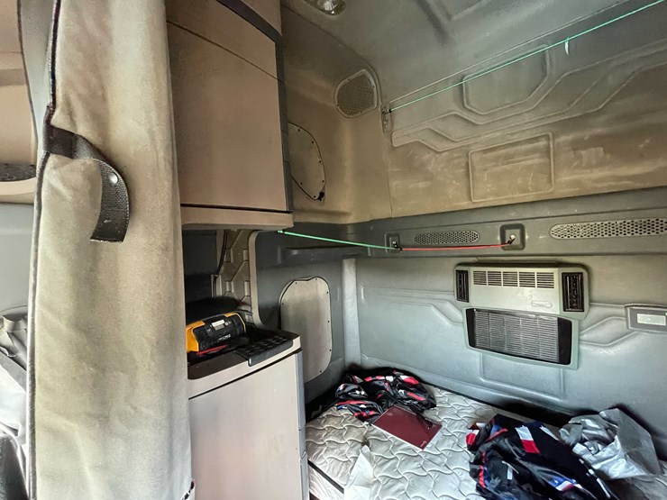 #206-•-2012-freightliner-cascadia-semi-tractor-(title-in-delay)-(denmark,-wi)-image-54