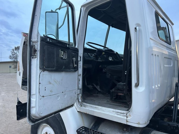 #1432-•-1992-volvo-(white-gmc)-vac-truck-image-67