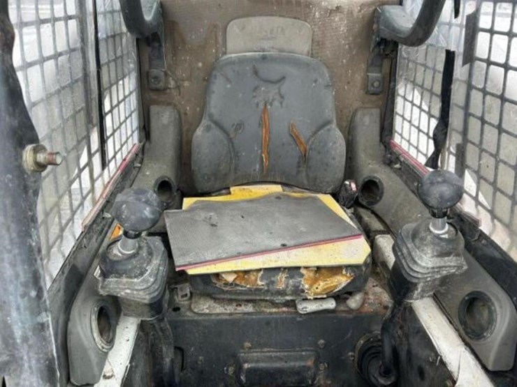 2010-bobcat-s300-image-17