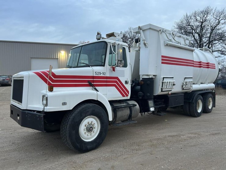 #1432-•-1992-volvo-(white-gmc)-vac-truck-image-1