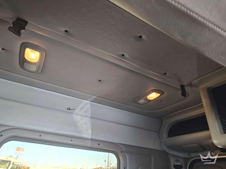 2015-peterbilt-389-image-38