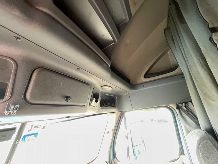 #206-•-2012-freightliner-cascadia-semi-tractor-(title-in-delay)-(denmark,-wi)-image-51