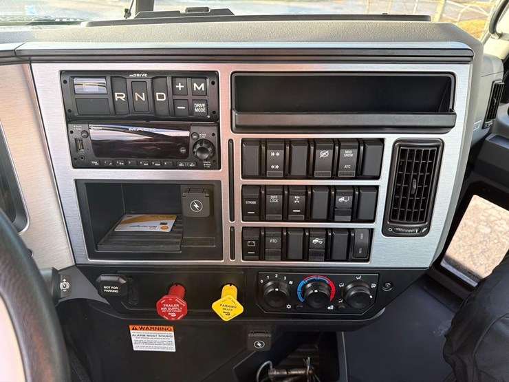 2024-mack-pi64t-pinnacle-truck-tractor-vn:1m1pn4gy4rm014914-image-40