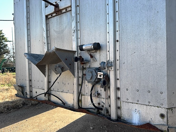 1993-wilson-livestock-trailer-image-5