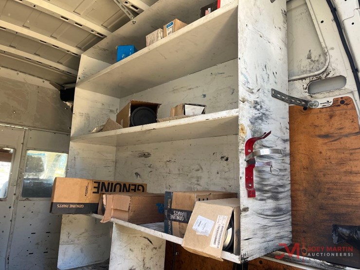 2013-nissan-nv3500hd-image-17