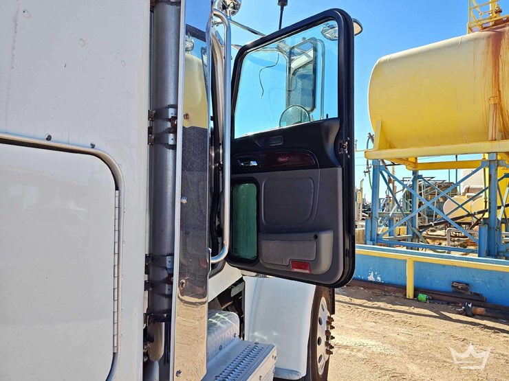 2016-peterbilt-389-image-29