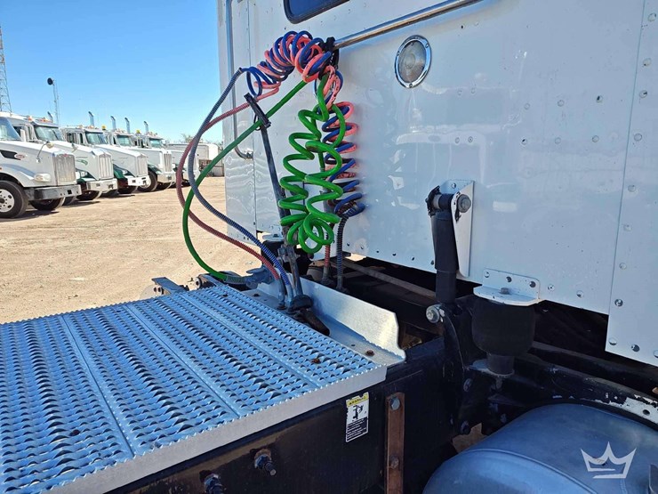 2015-peterbilt-389-image-37