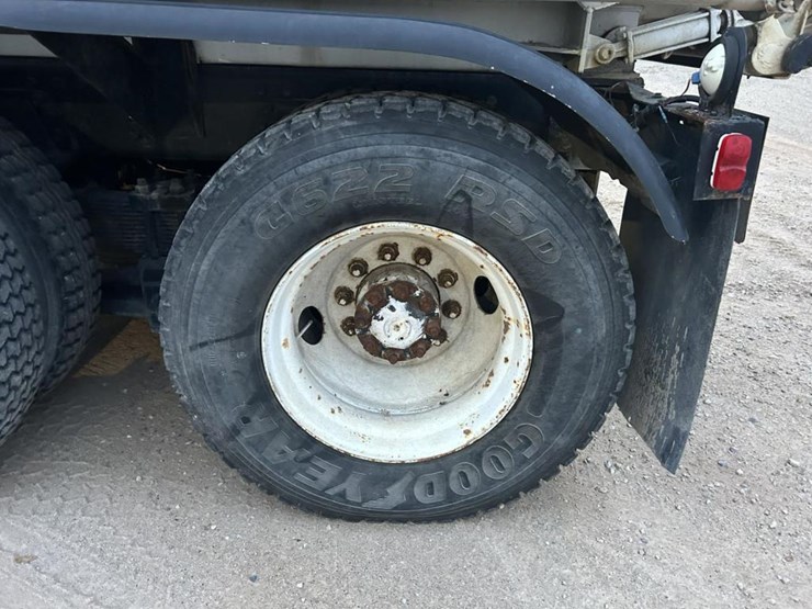 #1432-•-1992-volvo-(white-gmc)-vac-truck-image-90