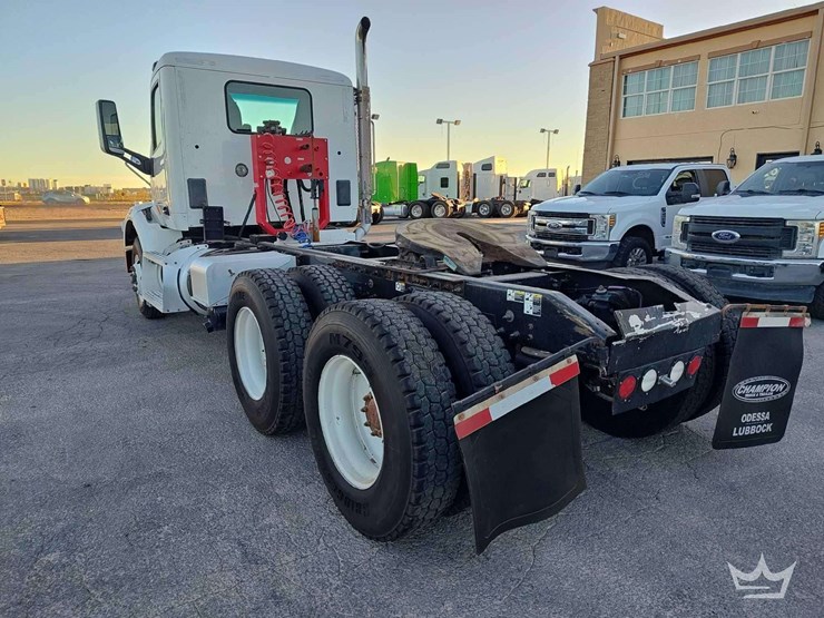 2015-peterbilt-567-image-4