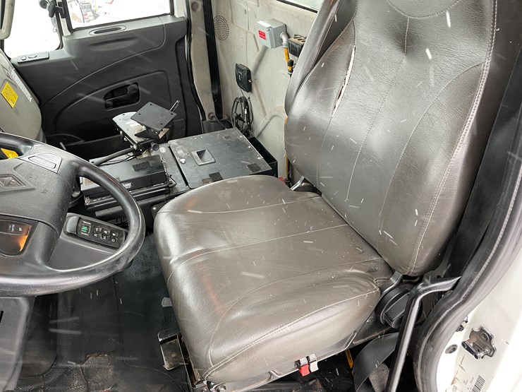 #236-•-2015-international-bucket-truck-(has-wi-title)(mosinee,-wi)-image-50