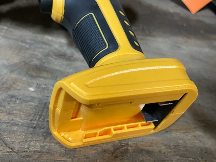 #8676-•-dewalt-compatible-20-volt-air-compressor-for-airing-up-tires,-etc-(pr12)-image-3