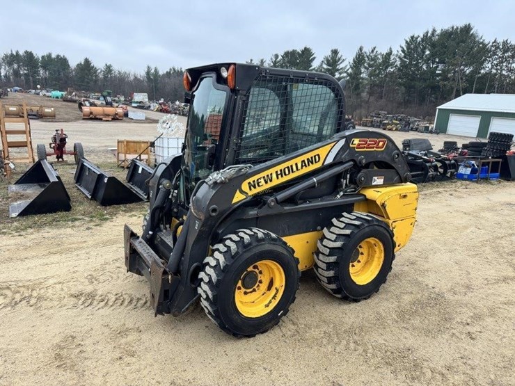 2014-new-holland-l220-image-1
