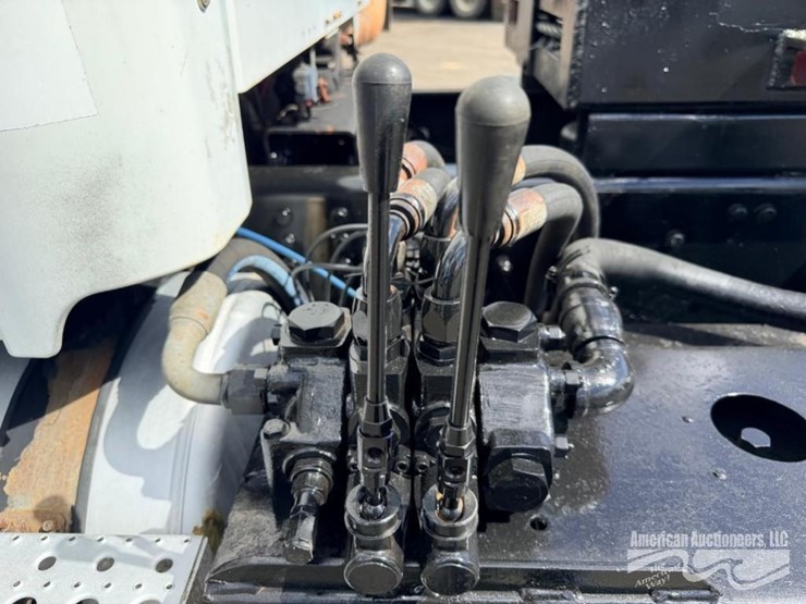 2012-freightliner-m2-112-medium-duty-roll-off-truck-image-21