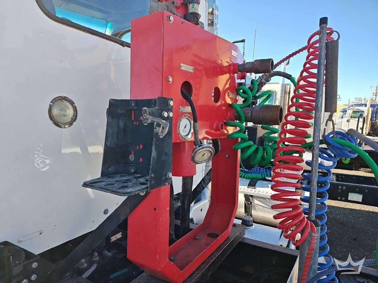 2015-peterbilt-567-image-29