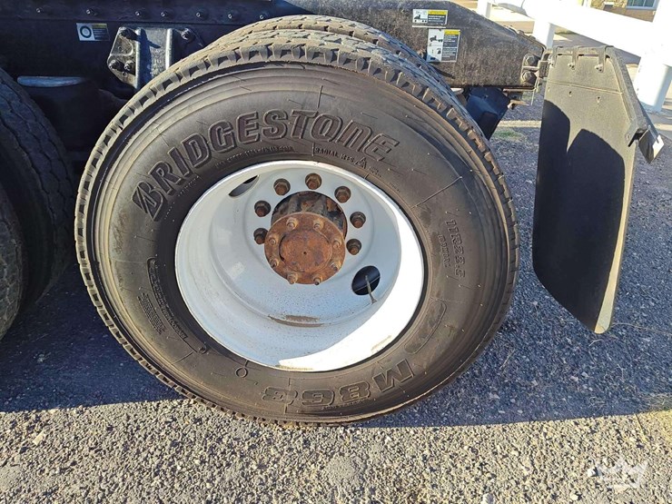 2015-peterbilt-567-image-12