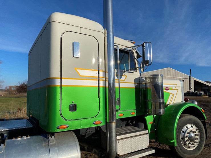 #1010-•-1984-peterbilt-sleeper-cab-semi-(has-wi-title)-(colfax,-wi)-image-35