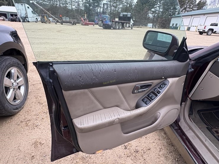 2001-subaru-outback-limited-car-image-12