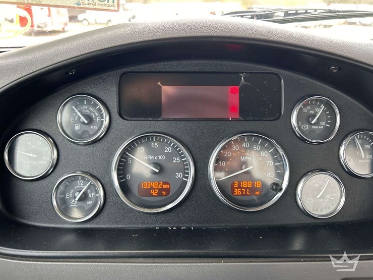 2013-peterbilt-348-image-13