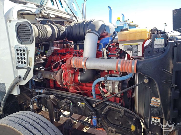 2015-peterbilt-567-image-33