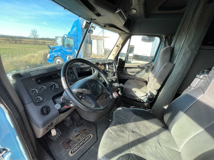 #206-•-2012-freightliner-cascadia-semi-tractor-(title-in-delay)-(denmark,-wi)-image-47