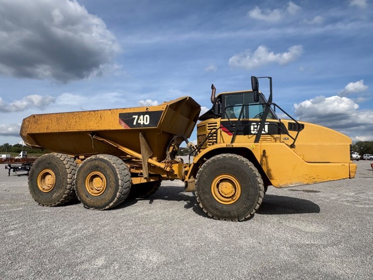 2011-caterpillar-740-image-3