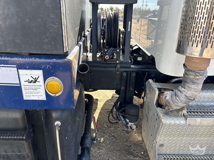 2015-peterbilt-348-image-30