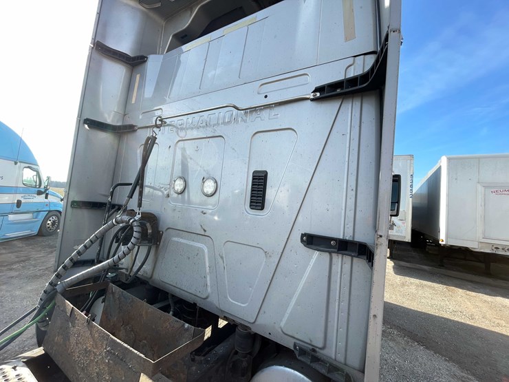 #200-•-2016-international-semi-tractor-(title-in-delay)-(denmark,-wi)-image-36