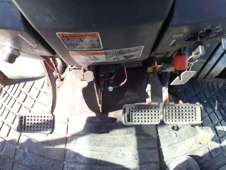 2011-kubota-m7040d-image-22