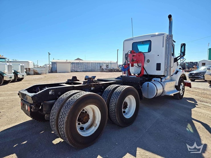 2015-peterbilt-567-image-3