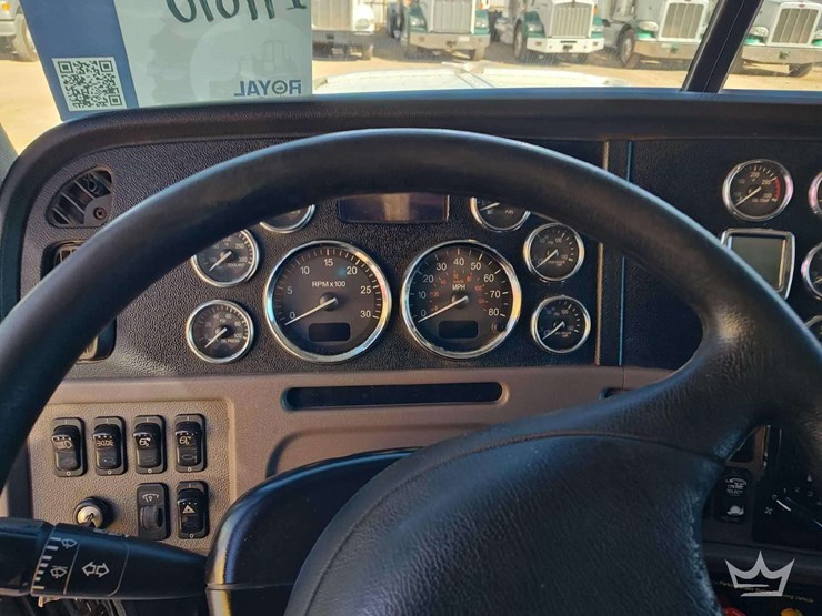 2018-peterbilt-389-image-23