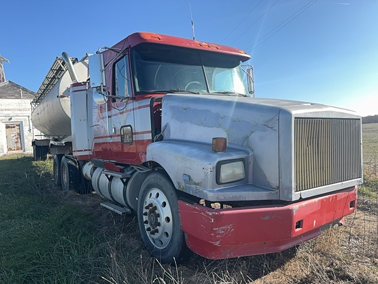1994-volvo-white-semi-tractor-w/-sleeper,-detroit-diesel,-365hp,-10-speed,-miles-unknown,-*4v1wdbrh1rn679717*-not-running,-no-title-image-11