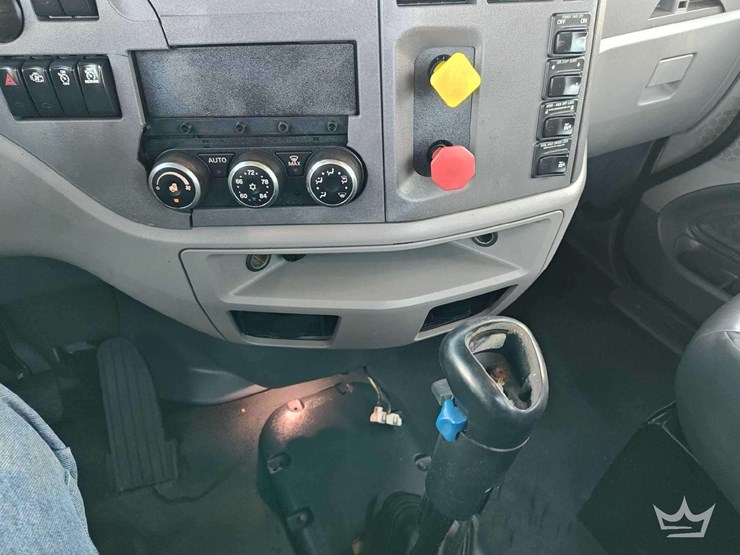 2015-peterbilt-567-image-34