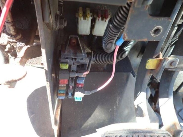 2011-kubota-m7040d-image-31