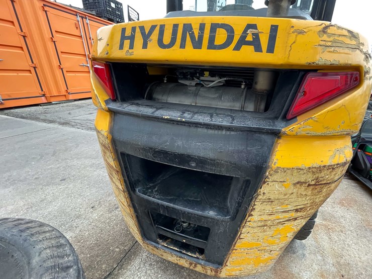 #1395-•-hyundai-10,000lb-pneumatic-diesel-forklift-(04)-image-7