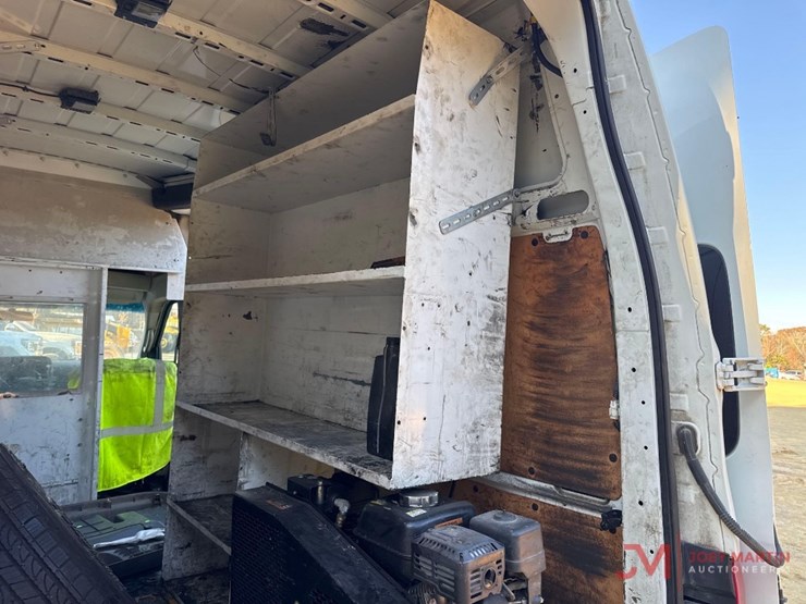 2014-nissan-nv2500hd-image-11