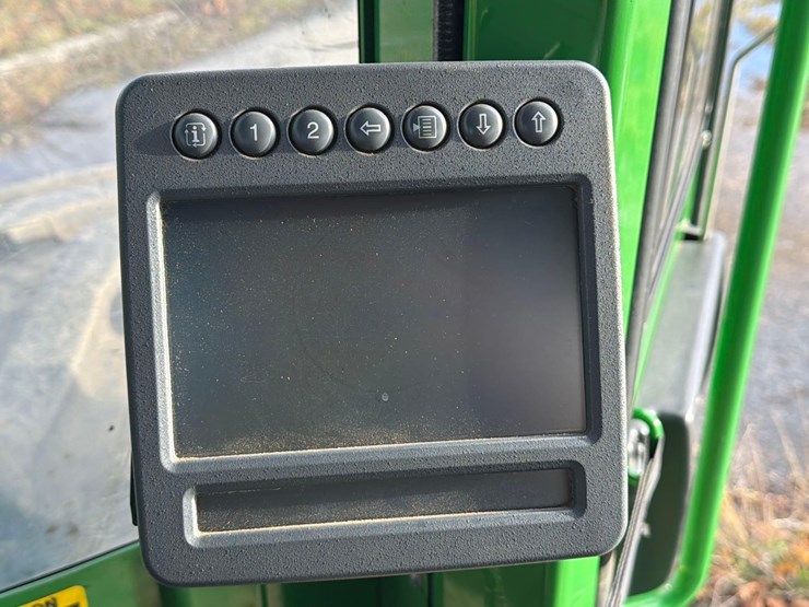 2016-deere-648l-image-13