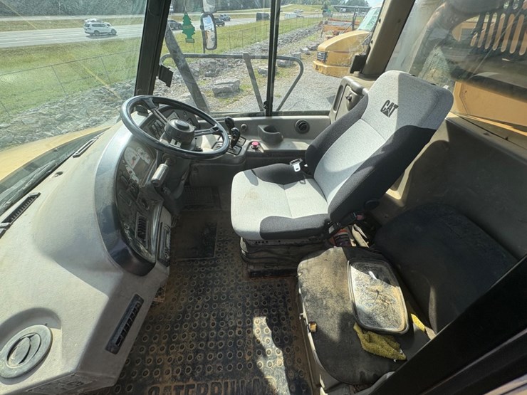 2011-caterpillar-740-image-18