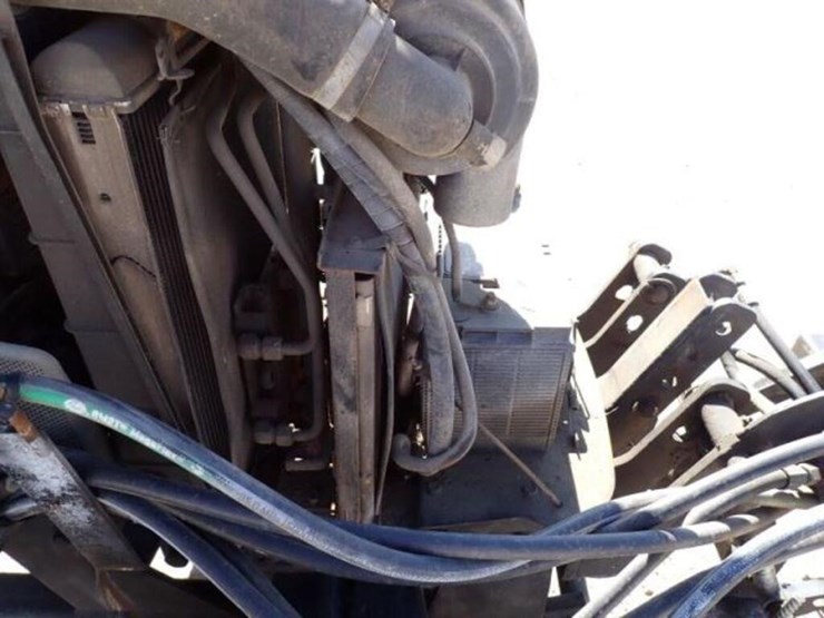 2008-kubota-m7040d-image-32