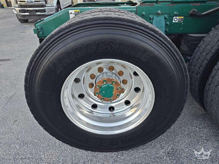 2015-peterbilt-389-image-17