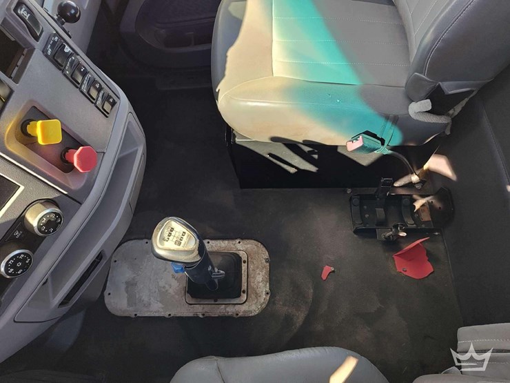 2015-peterbilt-389-image-27